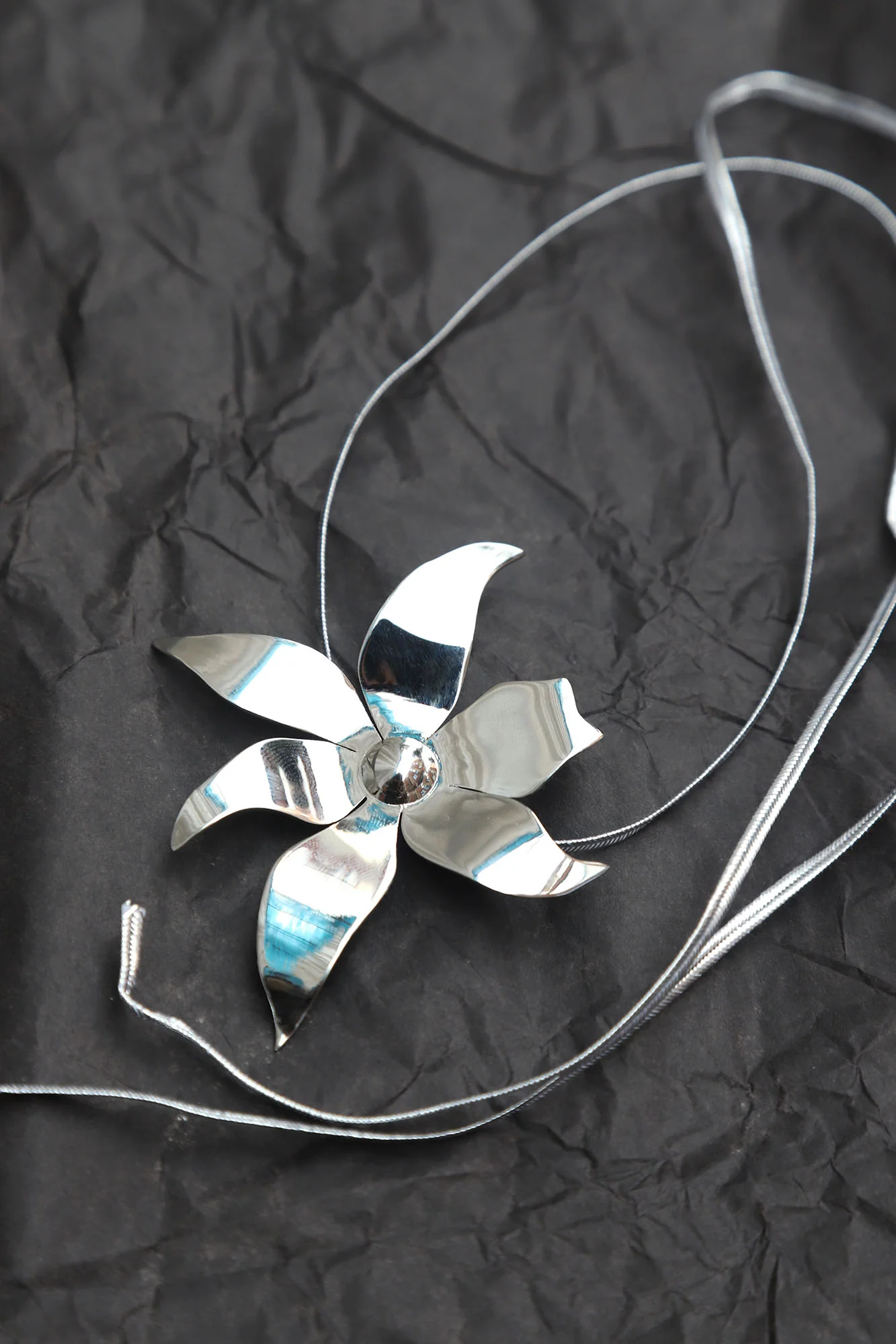 Evie Flower Necklace - Image 4