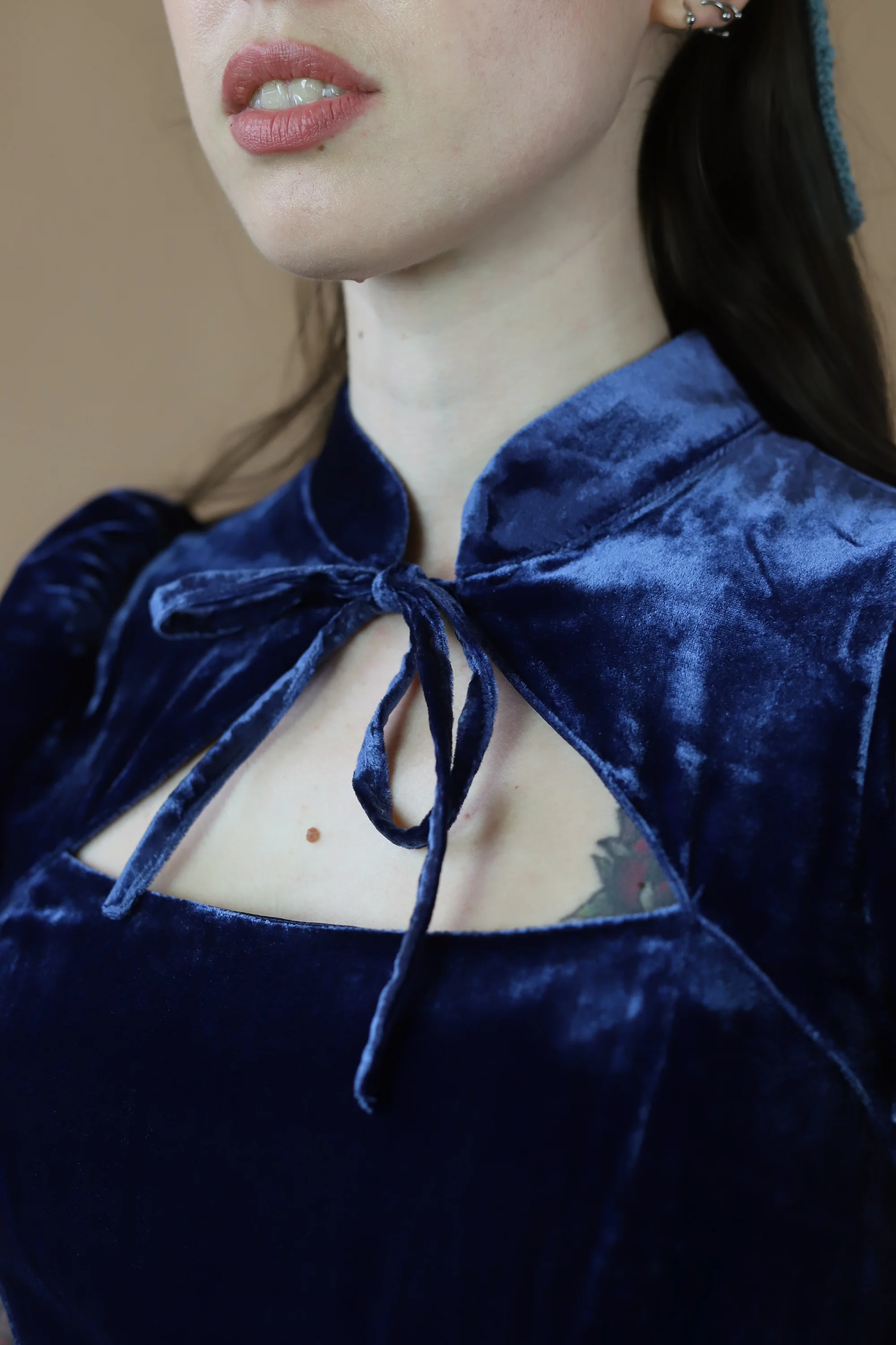 Carmella Velvet Midi Dress | Navy - Image 3