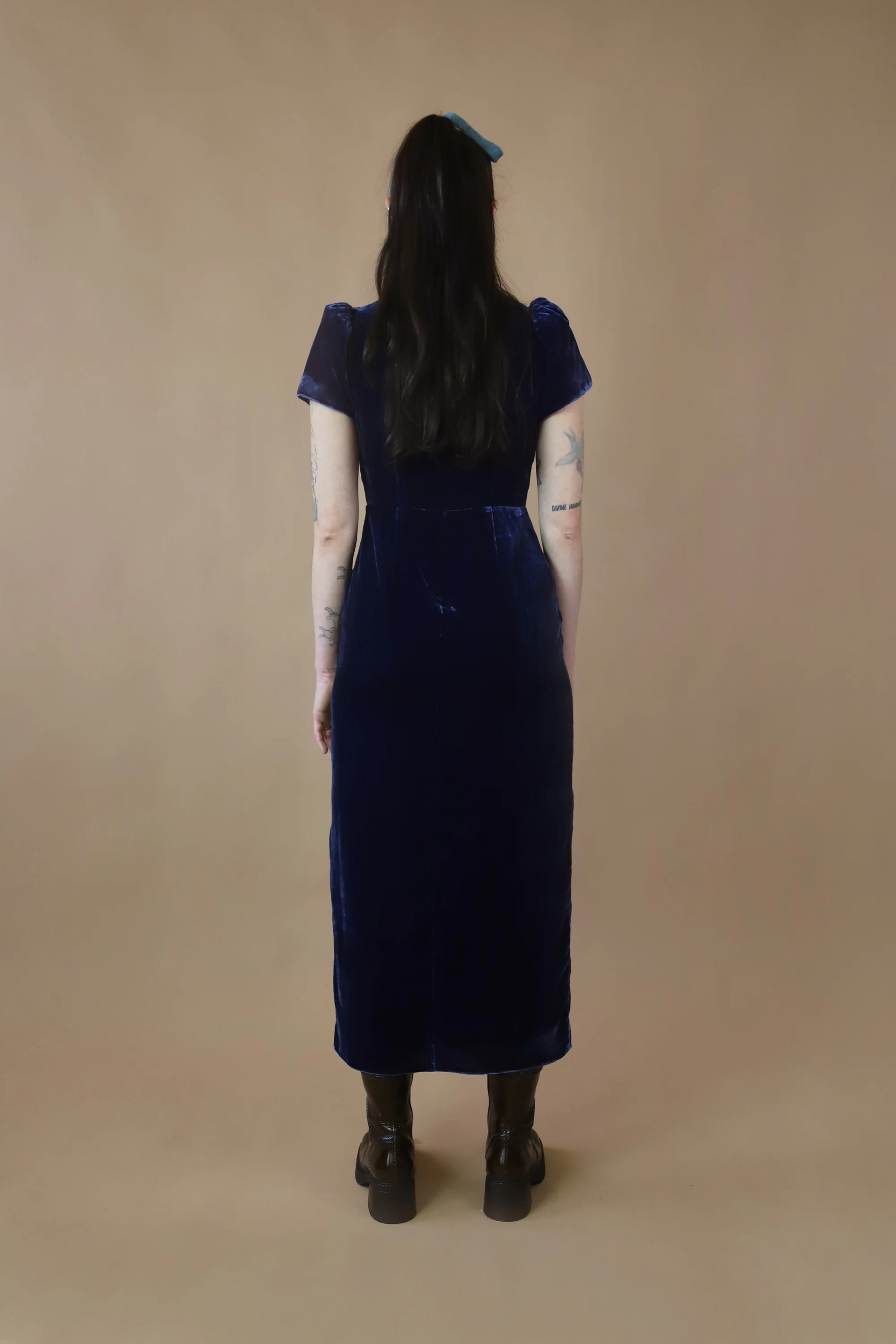 Carmella Velvet Midi Dress | Navy - Image 5